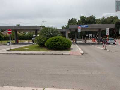 Ma � arrivato il momento di entrare nella zona residenziale, completamente recintata e protetta all�ingresso da guardiani